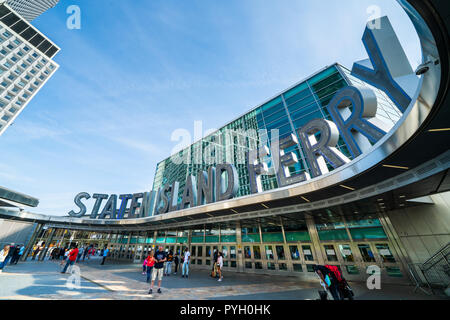 La Staten Island Ferry Terminal si trova nella parte inferiore di Manhattan a New York STATI UNITI D'AMERICA. Foto Stock