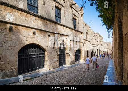 Paio di camminare per la strada dei Cavalieri (Ippoton) nella città di Rodi (Rhodes, Grecia) Foto Stock