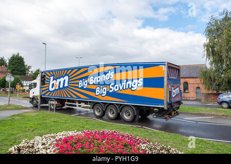 Vista laterale del B&M autocarri a Middlewich CHESHIRE REGNO UNITO Foto Stock