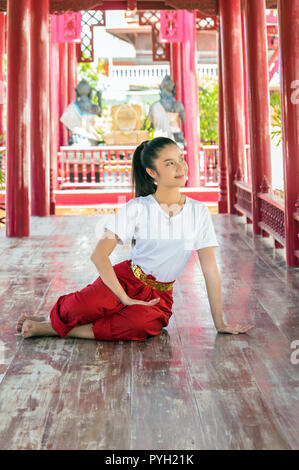 Bellissima fanciulla balli tailandesi arte, spettacoli di pantomima di azione della Thailandia, khon è il principale arte drammatica forma di Thailandia, Wat Phra Khao tempio Foto Stock