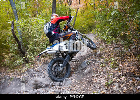 Driver non identificato a disco gara di enduro in Soko Banja, Serbia. Foto Stock