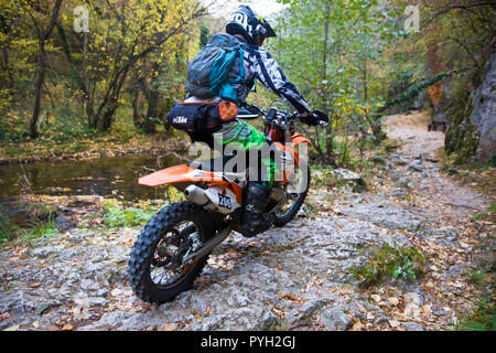 Driver non identificato a disco gara di enduro in Soko Banja, Serbia. Foto Stock