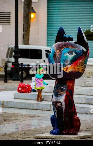 L'Avana, Cuba - Novembre 26, 2015: Xico sculture su San Francisco de Asis Square nella Città dell Avana, Cuba. Questo cane 16 sculture che simboleggia l'amicizia Foto Stock