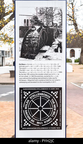 STELLENB.S., SUD AFRICA, Agosto 16, 2018: scheda di informazione per la storica OVERSHOT WATERWHEEL del Nieuwe Molen (mill) in Stellenbosch nel Foto Stock