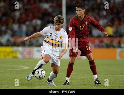 Mungersdorfer Stadion Colonia Germania 11.6.2006, Berlino Germania, FIFA World Cup Match 8, Angola vs Portogallo 0:1 ------- FIGUEIREDO (ANG), CRISTIANO RONALDO (POR) Foto Stock