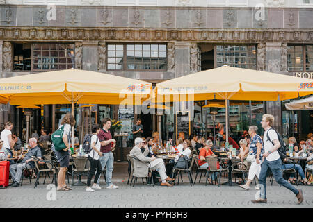 Germania, Lipsia, Ottobre 6, 2018: Street Cafe. La gente mangia bevi e di comunicare gli uni con gli altri Foto Stock