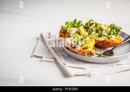 La quinoa ripieni di patate dolci con cavolo e avocado. Foto Stock