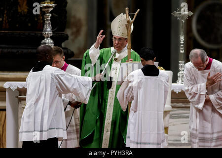 Città del Vaticano il Vaticano. 28 ott 2018. Papa Francesco conduce una messa per la chiusura della XV Assemblea Generale Ordinaria del Sinodo dei Vescovi nella Basilica di San Pietro in Vaticano, il Concilio Vaticano il 28 ottobre 2018. Credito: Giuseppe Ciccia/Pacific Press/Alamy Live News Foto Stock