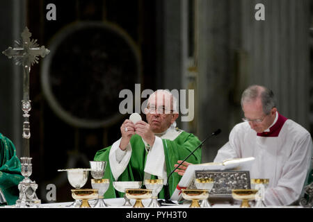 Città del Vaticano il Vaticano. 28 ott 2018. Papa Francesco conduce una messa per la chiusura della XV Assemblea Generale Ordinaria del Sinodo dei Vescovi nella Basilica di San Pietro in Vaticano, il Concilio Vaticano il 28 ottobre 2018. Credito: Giuseppe Ciccia/Pacific Press/Alamy Live News Foto Stock