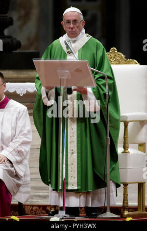 Città del Vaticano il Vaticano. 28 ott 2018. Papa Francesco conduce una messa per la chiusura della XV Assemblea Generale Ordinaria del Sinodo dei Vescovi nella Basilica di San Pietro in Vaticano, il Concilio Vaticano il 28 ottobre 2018. Credito: Giuseppe Ciccia/Pacific Press/Alamy Live News Foto Stock