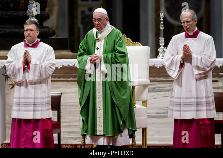 Città del Vaticano il Vaticano. 28 ott 2018. Papa Francesco conduce una messa per la chiusura della XV Assemblea Generale Ordinaria del Sinodo dei Vescovi nella Basilica di San Pietro in Vaticano, il Concilio Vaticano il 28 ottobre 2018. Credito: Giuseppe Ciccia/Pacific Press/Alamy Live News Foto Stock