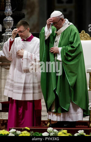 Città del Vaticano il Vaticano. 28 ott 2018. Papa Francesco conduce una messa per la chiusura della XV Assemblea Generale Ordinaria del Sinodo dei Vescovi nella Basilica di San Pietro in Vaticano, il Concilio Vaticano il 28 ottobre 2018. Credito: Giuseppe Ciccia/Pacific Press/Alamy Live News Foto Stock