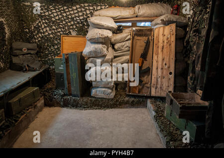 Armi e attrezzature militari nel tunnel di Sarajevo Museo nella casa della famiglia Kolar alloggiamento del 1993 tunnel sotterraneo costruito durante l'Assedio Foto Stock