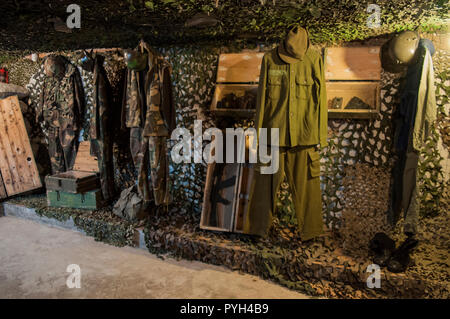 Armi e attrezzature militari nel tunnel di Sarajevo Museo nella casa della famiglia Kolar alloggiamento del 1993 tunnel sotterraneo costruito durante l'Assedio Foto Stock