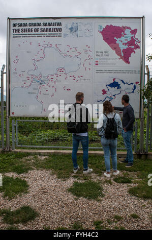 Guardando la mappa dell'assedio di Sarajevo nella courthouse di Kolar casa famiglia, ora Sarajevo Museo di tunnel di alloggiamento del 1993 tunnel sotterraneo Foto Stock