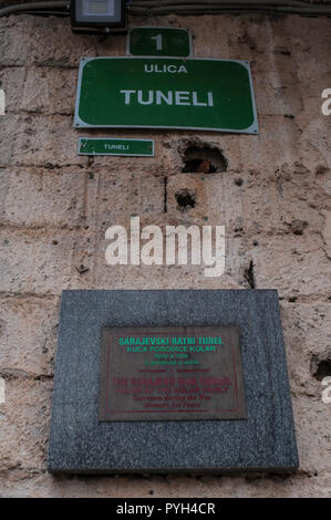 Il segno del Tunnel di Sarajevo, tunnel sotterraneo costruito nel 1993 sotto la casa della famiglia Kolar durante l assedio di Sarajevo e la guerra di Bosnia Foto Stock