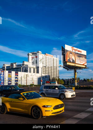 Un Ford Mustang aspetta al semaforo fuori del Tropicana Resort su Las Vegas Boulevard Foto Stock