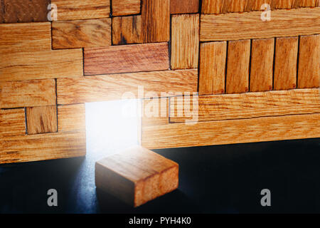 Incandescente portale nella costruzione di diversi blocchi di legno. Concetto di modo di libertà Foto Stock