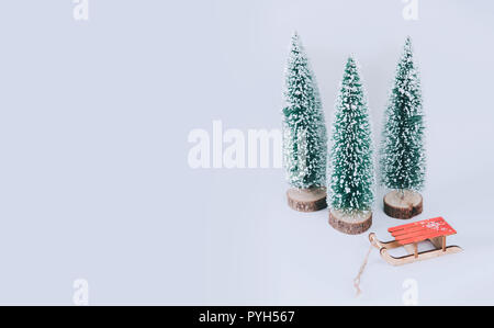 Elegante vintage slitta in legno con albero di natale. Foto Stock