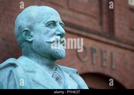 Germania, Ruesselsheim, scultura da Adam Opel (1837-1897) nella parte anteriore della vecchia sede della Opel Car Group Foto Stock