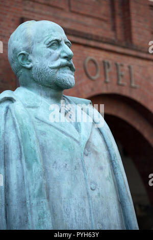 Germania, Ruesselsheim, scultura da Adam Opel (1837-1897) nella parte anteriore della vecchia sede della Opel Car Group Foto Stock