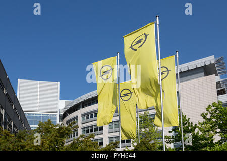 Germania, Ruesselsheim, Opel Automobile GmbH: bandiere con il logo Opel presso la sede centrale del gruppo Foto Stock