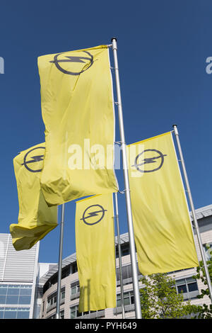 Germania, Ruesselsheim, Opel Automobile GmbH: bandiere con il logo Opel presso la sede centrale del gruppo Foto Stock