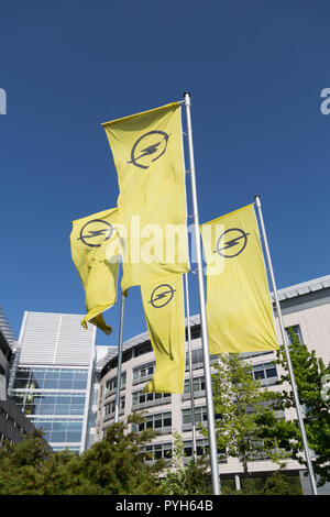 Germania, Ruesselsheim, Opel Automobile GmbH: bandiere con il logo Opel presso la sede centrale del gruppo Foto Stock