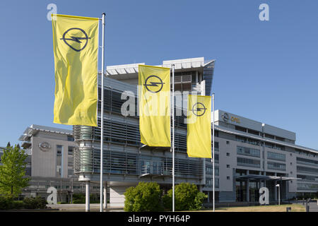 Germania, Ruesselsheim, Opel Automobile GmbH: bandiere con il logo Opel presso la sede centrale del gruppo Foto Stock