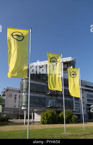 Germania, Ruesselsheim, Opel Automobile GmbH: bandiere con il logo Opel presso la sede centrale del gruppo Foto Stock