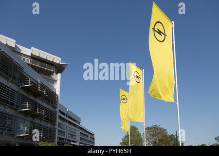 Germania, Ruesselsheim, Opel Automobile GmbH: bandiere con il logo Opel presso la sede centrale del gruppo Foto Stock