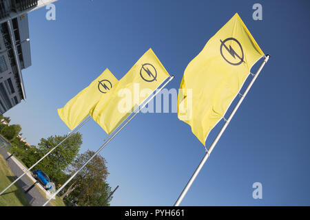 Germania, Ruesselsheim, Opel Automobile GmbH: bandiere con il logo Opel presso la sede centrale del gruppo Foto Stock