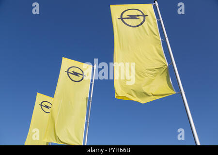 Germania, Ruesselsheim, Opel Automobile GmbH: bandiere con il logo Opel presso la sede centrale del gruppo Foto Stock