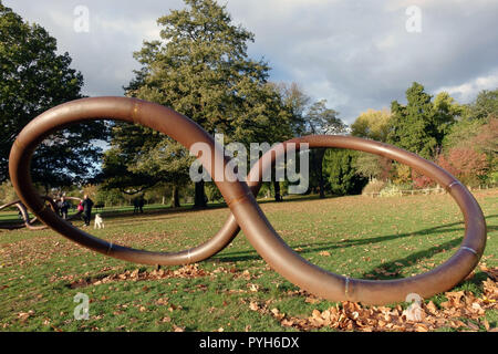 Scultura da Conrad Shawcross e orologio Cafe di Dulwich Park, Sud Est di Londra Foto Stock