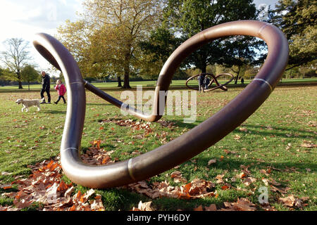 Scultura da Conrad Shawcross e orologio Cafe di Dulwich Park, Sud Est di Londra Foto Stock