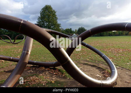 Scultura da Conrad Shawcross e orologio Cafe di Dulwich Park, Sud Est di Londra Foto Stock