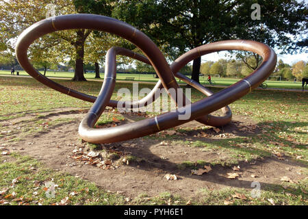 Scultura da Conrad Shawcross e orologio Cafe di Dulwich Park, Sud Est di Londra Foto Stock