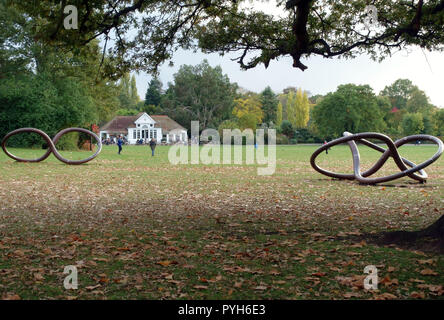 Scultura da Conrad Shawcross e orologio Cafe di Dulwich Park, a sud-est di Londra. Orologio Cafe in background. Foto Stock