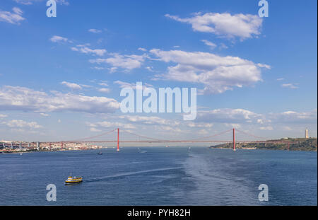 Il Ponte 25 de Abril / XXV Aprile ponte che attraversa il fiume Tago, commemorando il portoghese rivoluzione dei garofani del 25 aprile 1974, Lisbona Portogallo Foto Stock