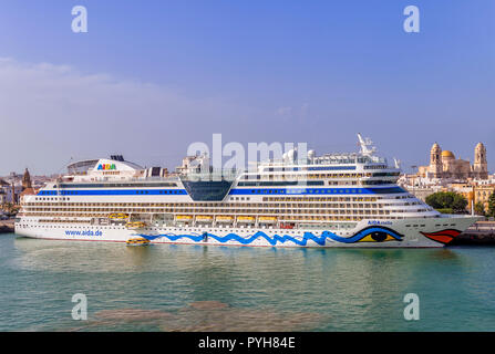 La nave da crociera Aida Stella ormeggiata nel porto di Cadice con la cattedrale in background Foto Stock