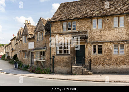 Pittoresca West Street nel villaggio di Wiltshire di Lacock, Inghilterra, Regno Unito Foto Stock