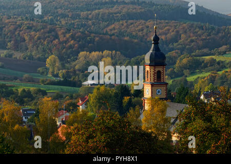 Mönchberg in Spessart: Vista con la chiesa parrocchiale n. Johannes der Täufer, Miltenberg District, Lower Franconia, Baviera, Germania Foto Stock