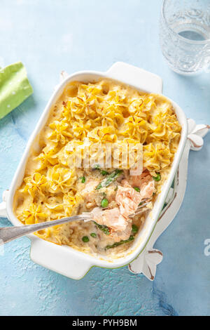 Casseruola con salmone, patate, asparagi e piselli Foto Stock