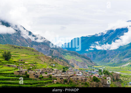 Architettura tradizionale nel villaggio di Manang, Annapurna Area di conservazione, la più grande area protetta del Nepal Foto Stock