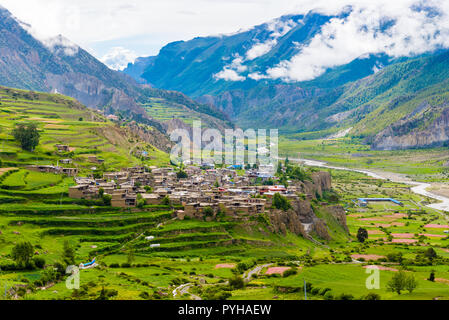 Architettura tradizionale nel villaggio di Manang, Annapurna Area di conservazione, la più grande area protetta del Nepal Foto Stock