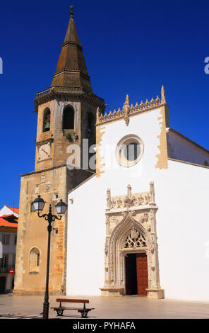 Il Portogallo, Tomar. La facciata della chiesa di San Giovanni Battista, costruita tra il XV e il XVI secolo. UNESCO - Sito Patrimonio dell'umanità. Foto Stock