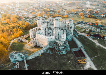 Resti del castello medievale situato in Ogrodzieniec, Polonia Foto Stock