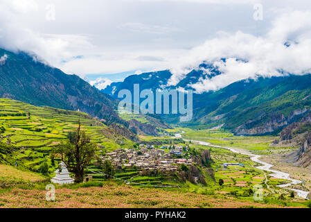 Architettura tradizionale nel villaggio di Manang, Annapurna Area di conservazione, la più grande area protetta del Nepal Foto Stock