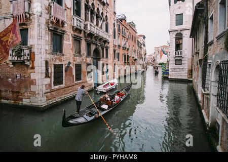 Venezia, Italia - 5 Maggio 2018: un gruppo di turisti che viaggiano in gondola attraverso i suggestivi canali di Venezia, Italia Foto Stock