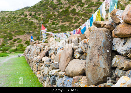 Nar village, Annapurna Conservation Area, Nepal - Luglio 24, 2018 : buddista antiche pietre scolpite con il sacro mantra religiosa nel villaggio di Manang, Anna Foto Stock